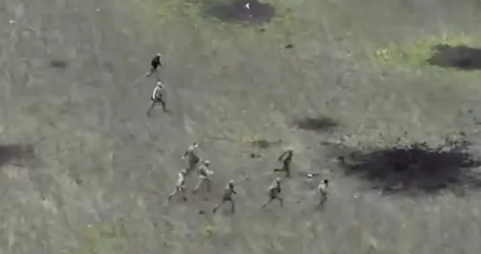 Momentul în care soldați ruși sunt puși pe fugă la periferia orașului Bahmut VIDEO