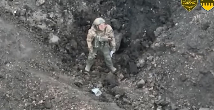 Momentul în care un soldat rus este luat prizonier de o dronă ucraineană VIDEO