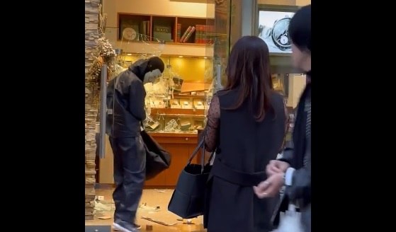 Momentul în care un magazin de lux din Tokyo este jefuit de indivizi mascați VIDEO
