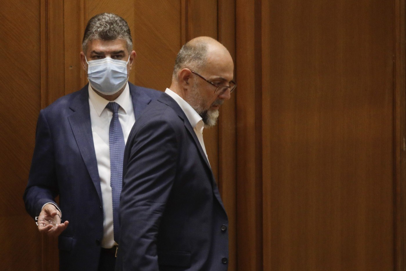 Opoziția se întrece în moțiuni de cenzură. Problema: nimeni nu are semnăturile necesare să o depună