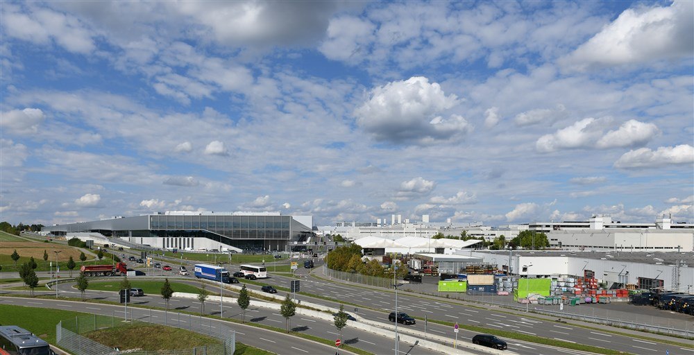 Atac armat la o fabrică Mercedes din Germania: cel puțin un mort și un rănit