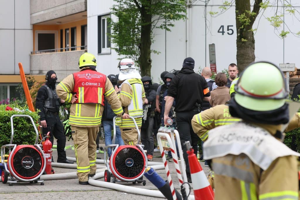 Polițiști și pompieri răniți în urma unei explozii provocate de un bărbat într-un bloc din Germania