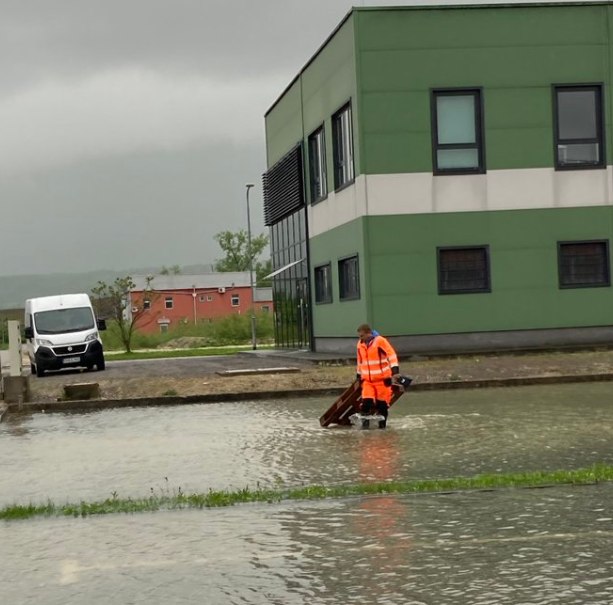 Sute de clădiri sub apă în vestul Bosniei, în urma unor inundații puternice. Populaţia afectată este evacuată