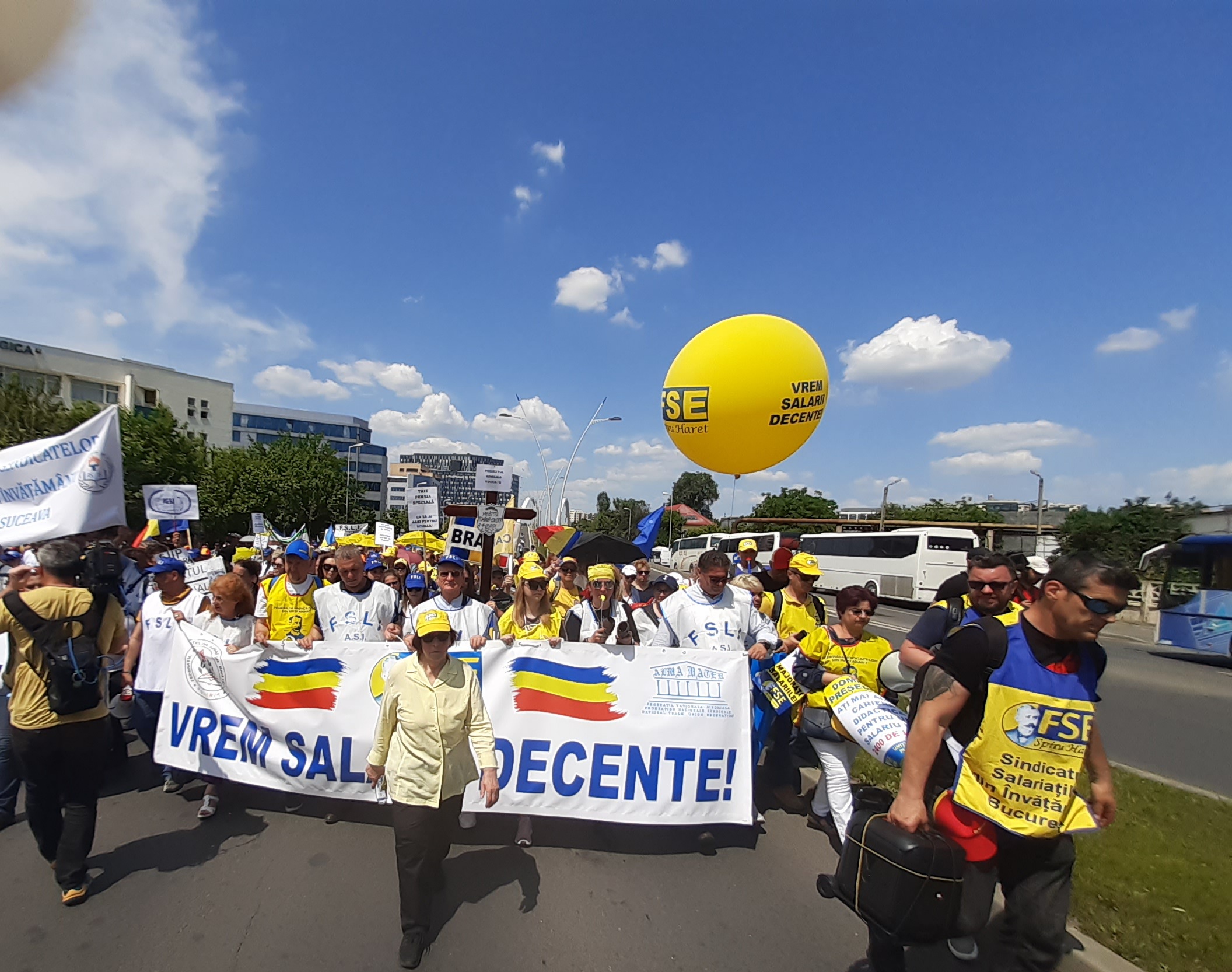 Mărturiile celor care au participat la cel mai mare miting al profesorilor din ultimii ani. 20.000 de oameni au protestat la Guvern, apoi la Cotroceni : Europa FM