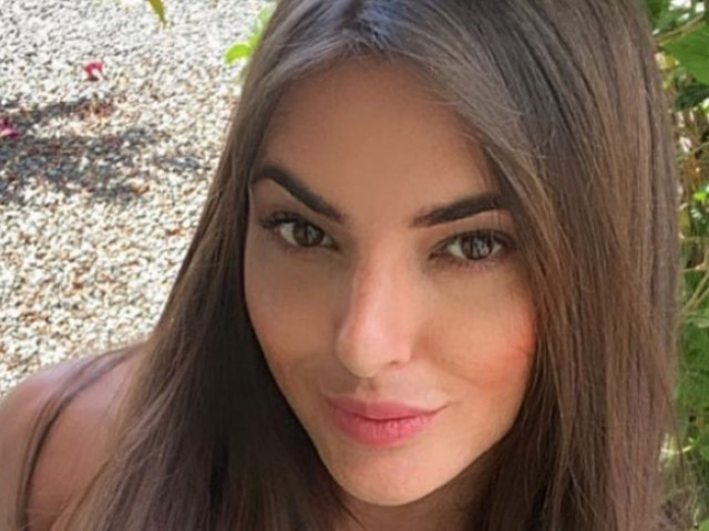 Nici pe ea n-o crede nimeni că nu-și editează pozele! ”Sunt femeia de oțel”. Măsoară 96-63-107 și are o avere în cont