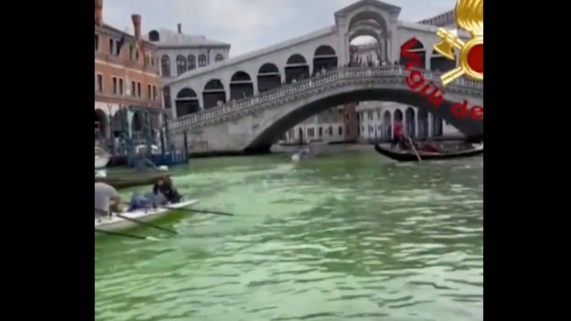 Veneția: Ședință de urgență convocată la prefectură după ce apa din Canal Grande a devenit verde fluorescent