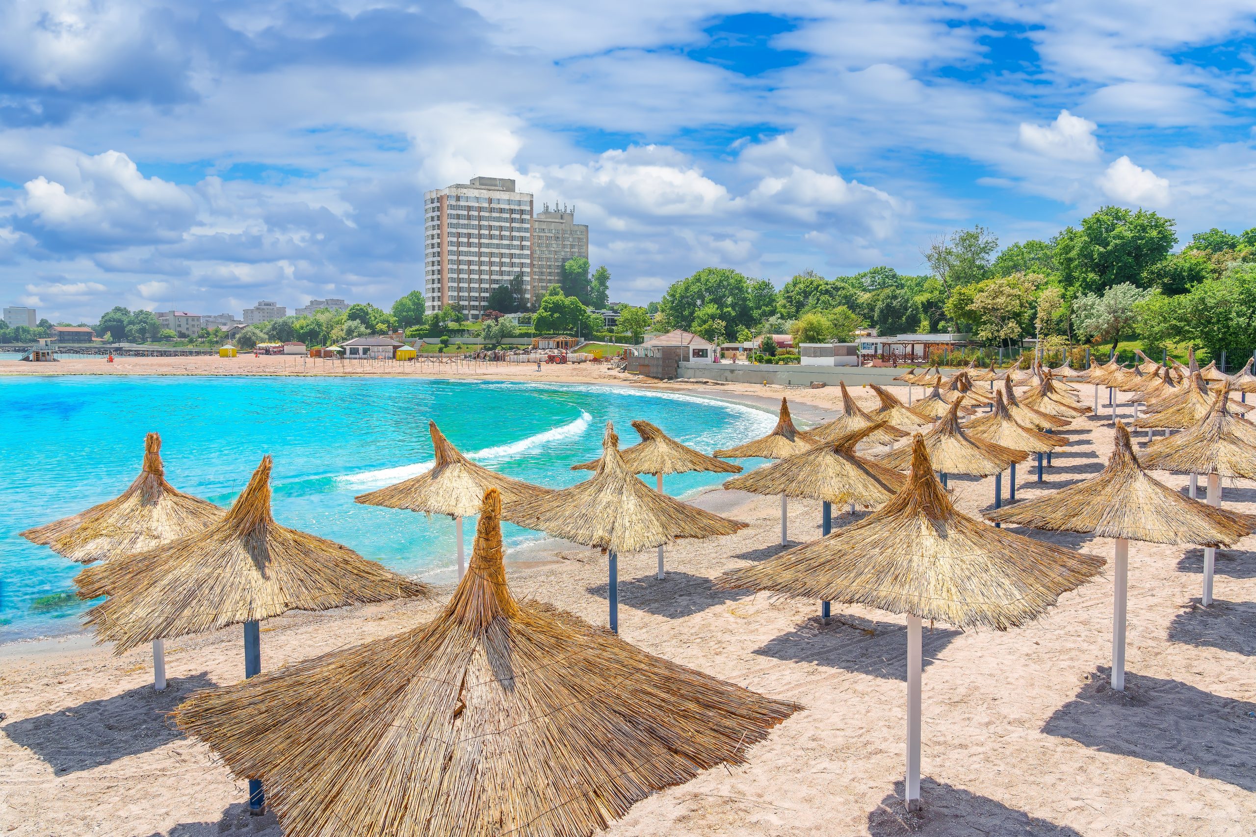 Minivacanța de Rusalii aduce pe litoral zeci de mii de turiști. Mamaia are cele mai multe rezervări : Europa FM