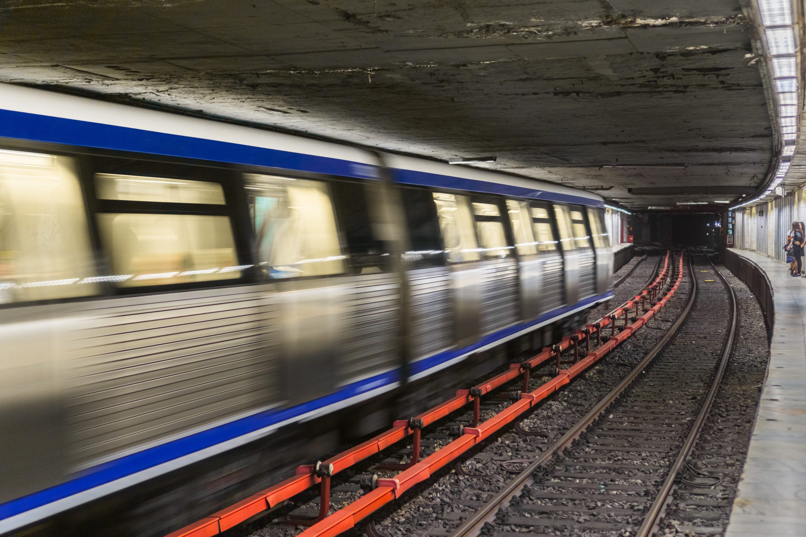 Metroul circulă în sistem pendulă pe Magistrala 1, între Dristor-Iancului și Ștefan cel Mare-Republica după ce un călător a căzut pe șine : Europa FM