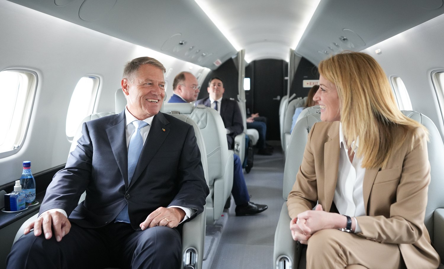 Iohannis și Metsola, în același avion, spre summit-ul din Moldova: UE susține îndeplinirea aspirațiilor europene ale Chișinăului