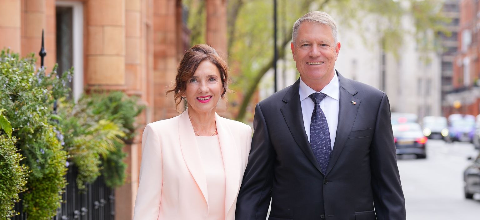 Ce salariu are Carmen Iohannis, profesoară la un liceu din Sibiu