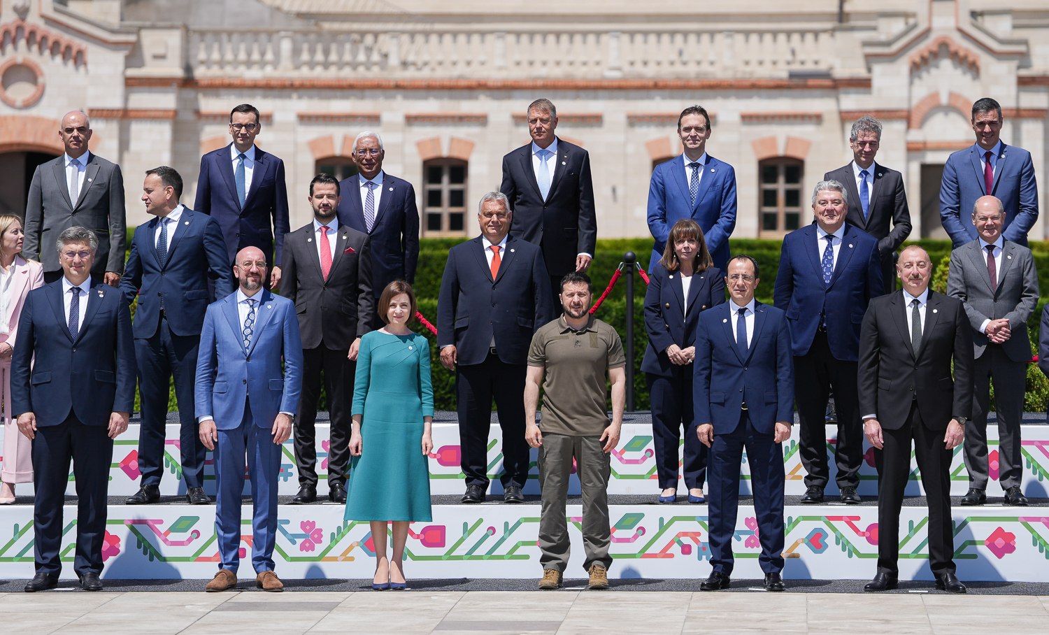 Maia Sandu a refuzat să-l lase pe Viktor Orban să-i sărute mâna. Ce nu s-a văzut la TV la summitul de la Chișinău VIDEO