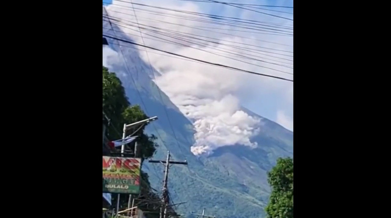 Vulcanul Mayon din Filipine a erupt: peste 13.000 de persoane au fost evacuate VIDEO