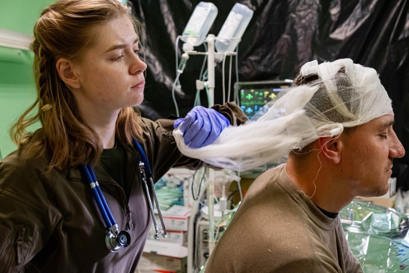 Răniți, dar hotărâți să câștige războiul. Soldații ucraineni operează dronele de pe patul de spital. „Încă corectez focul de artilerie”