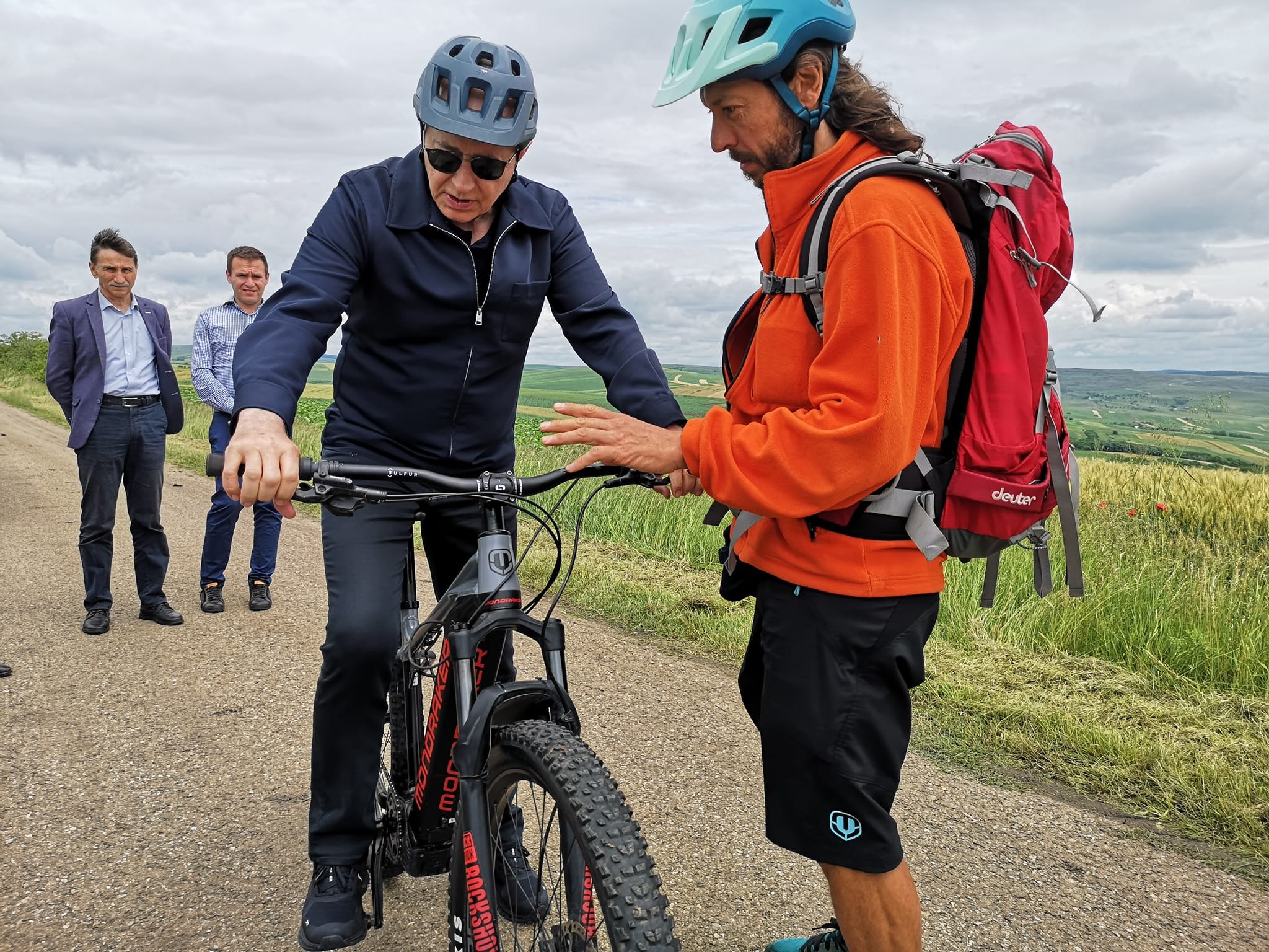 Mircea Geoană a făcut un traseu cu bicicleta pe Via Transilvanica. Vizită la Baza 71 Aeriană de la Câmpia Turzii