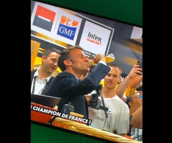 Macron, criticat după ce a dat pe gât o sticlă cu bere în 17 secunde: „Masculinitatea toxică într-o singură imagine“ VIDEO