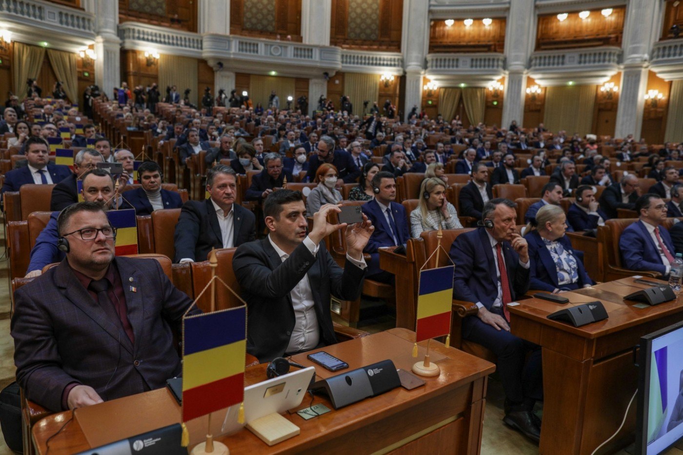 Salariu diminuat la jumătate timp de 6 luni pentru parlamentarii agresivi. Ce alte modificări sunt aduse Regulamentului