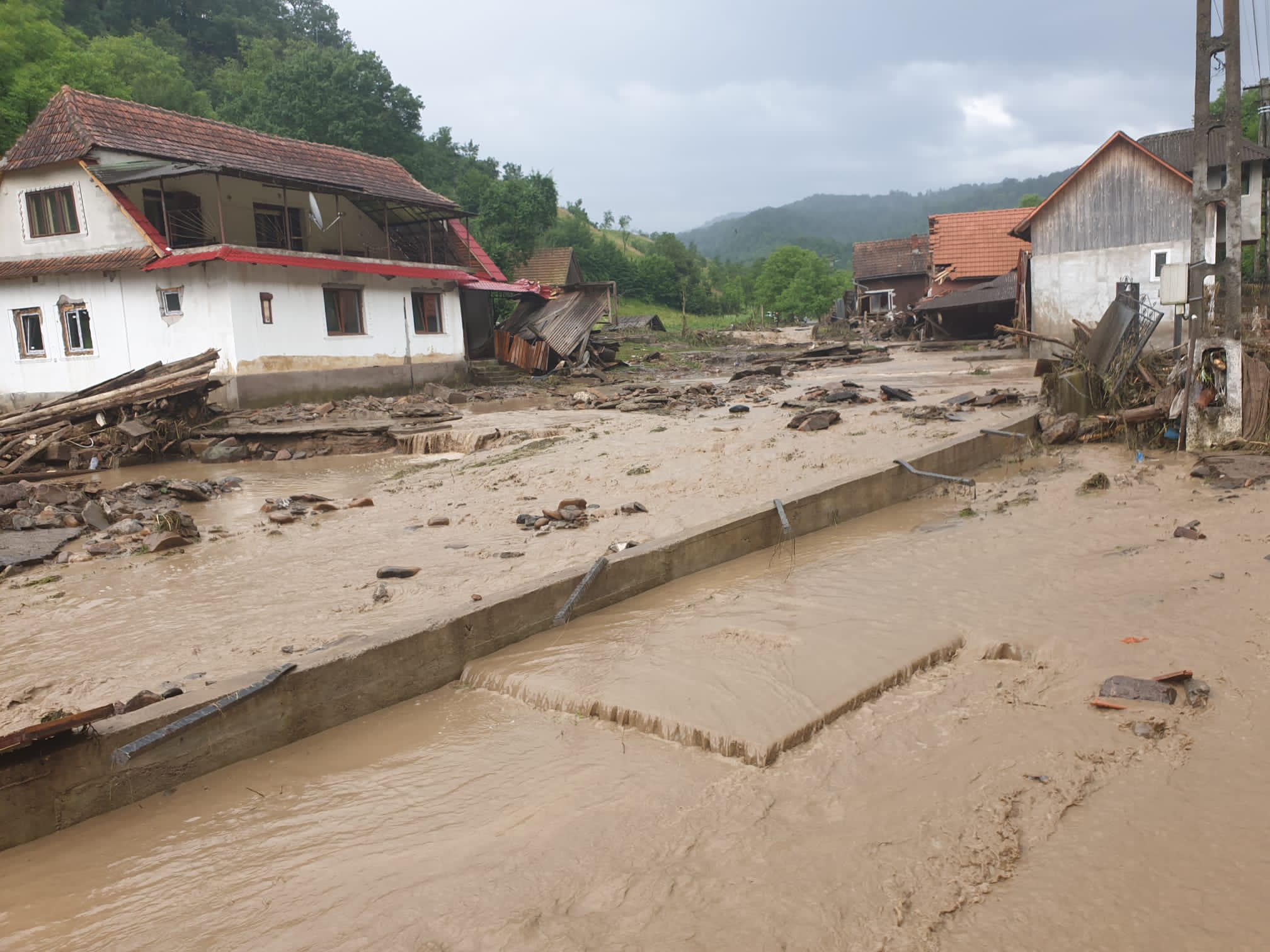 Un bărbat a murit la Arad după ce a fost surprins de o viitură