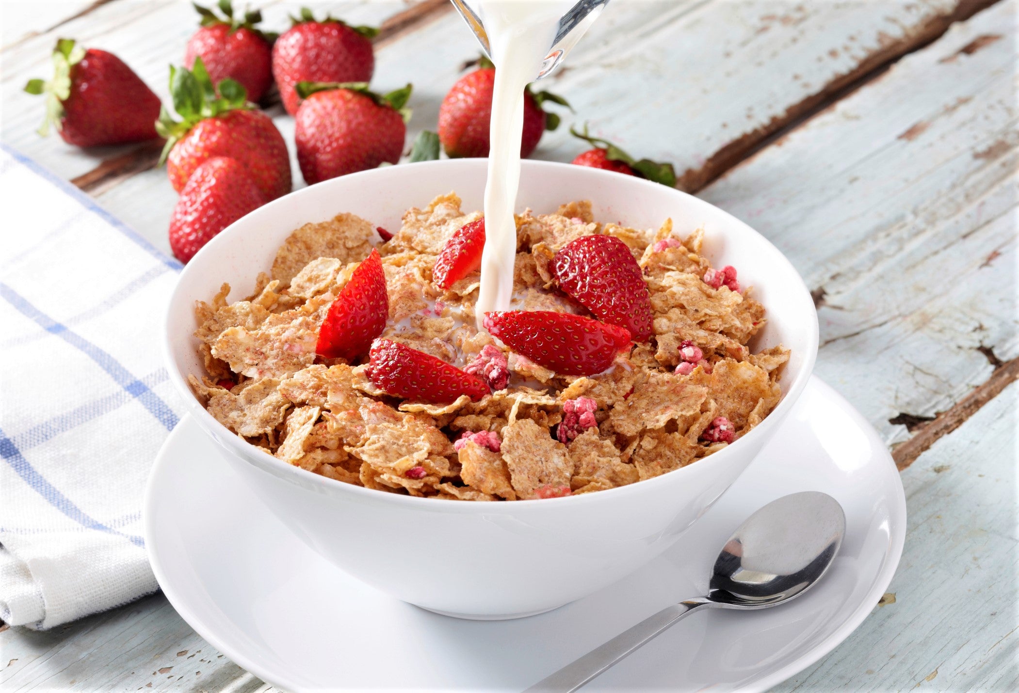 Un bol de cereale cu lapte la micul dejun te ajută să slăbești. Explicațiile unui specialist în nutriție