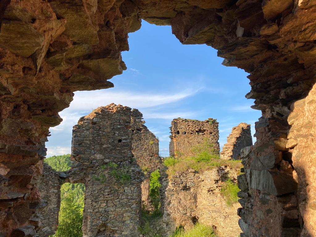 Cetatea Colț, posibilă sursă de inspirație pentru romanul “Castelul din Carpați”, scris de Jules Verne