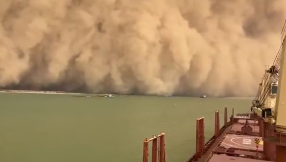 FOTO|VIDEO. O furtună uriașă de nisip mătură Canalul Suez din Egipt