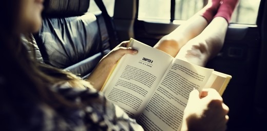 Cititul în mașină îți poate provoca rău de mișcare. Un expert explică motivele pentru care ai brusc stări de greață