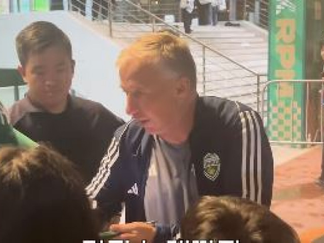 Dan Petrescu, asaltat de fanii lui Jeonbuk după prima sa victorie în Coreea de Sud