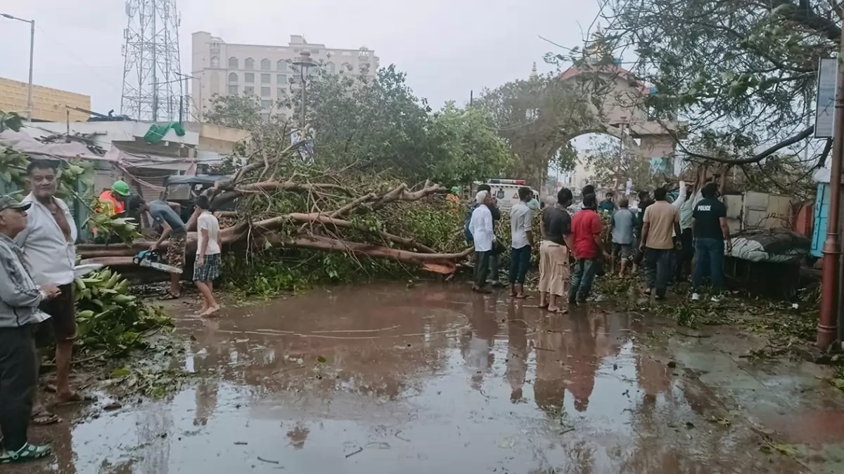 Aproape 200 de mii de oameni sunt evacuați din India și Pakistan în urma ciclonului Biparjoy