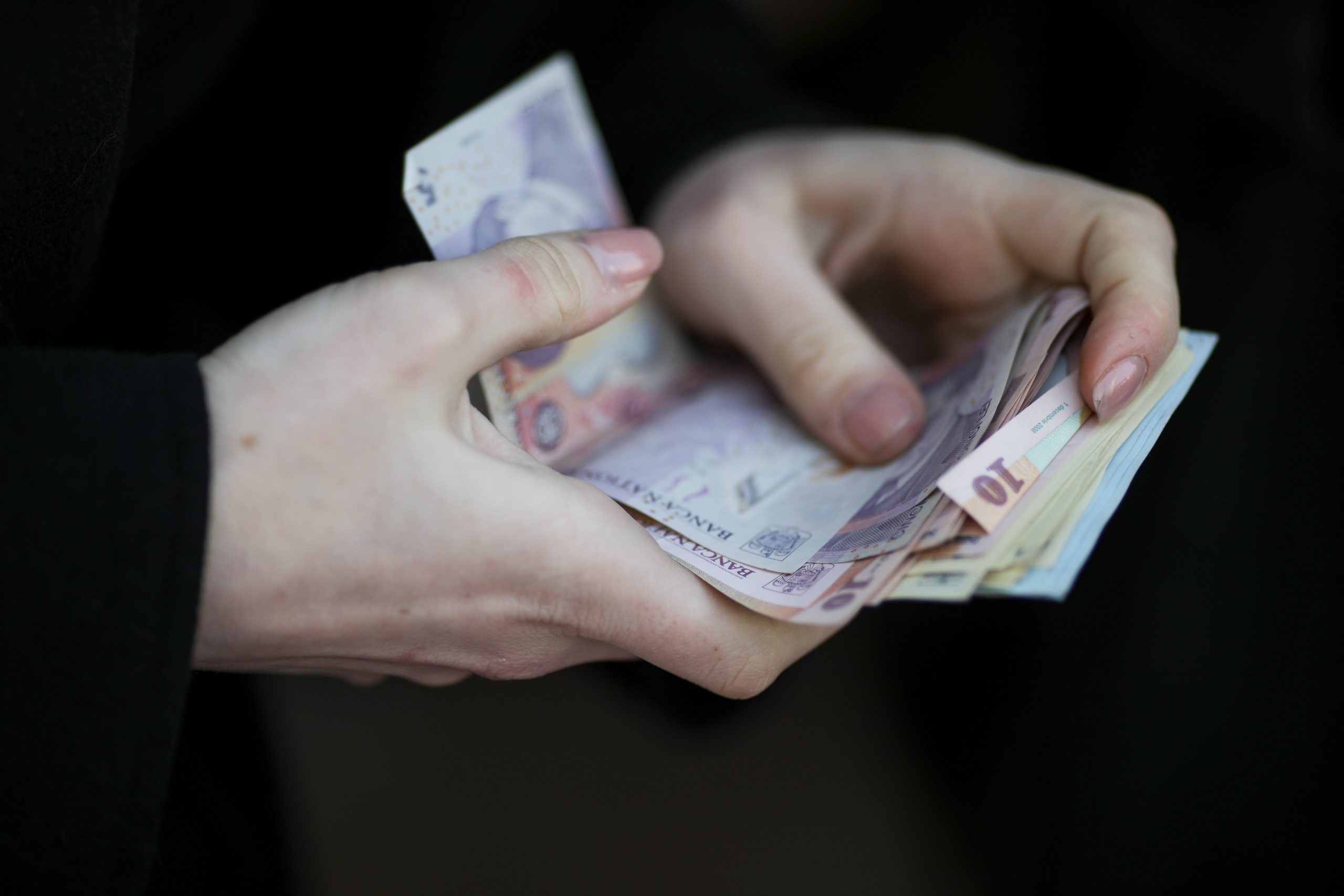 Şedinţă excepţională de Guvern: Cu cât cresc de fapt salariile din învățământ : Europa FM