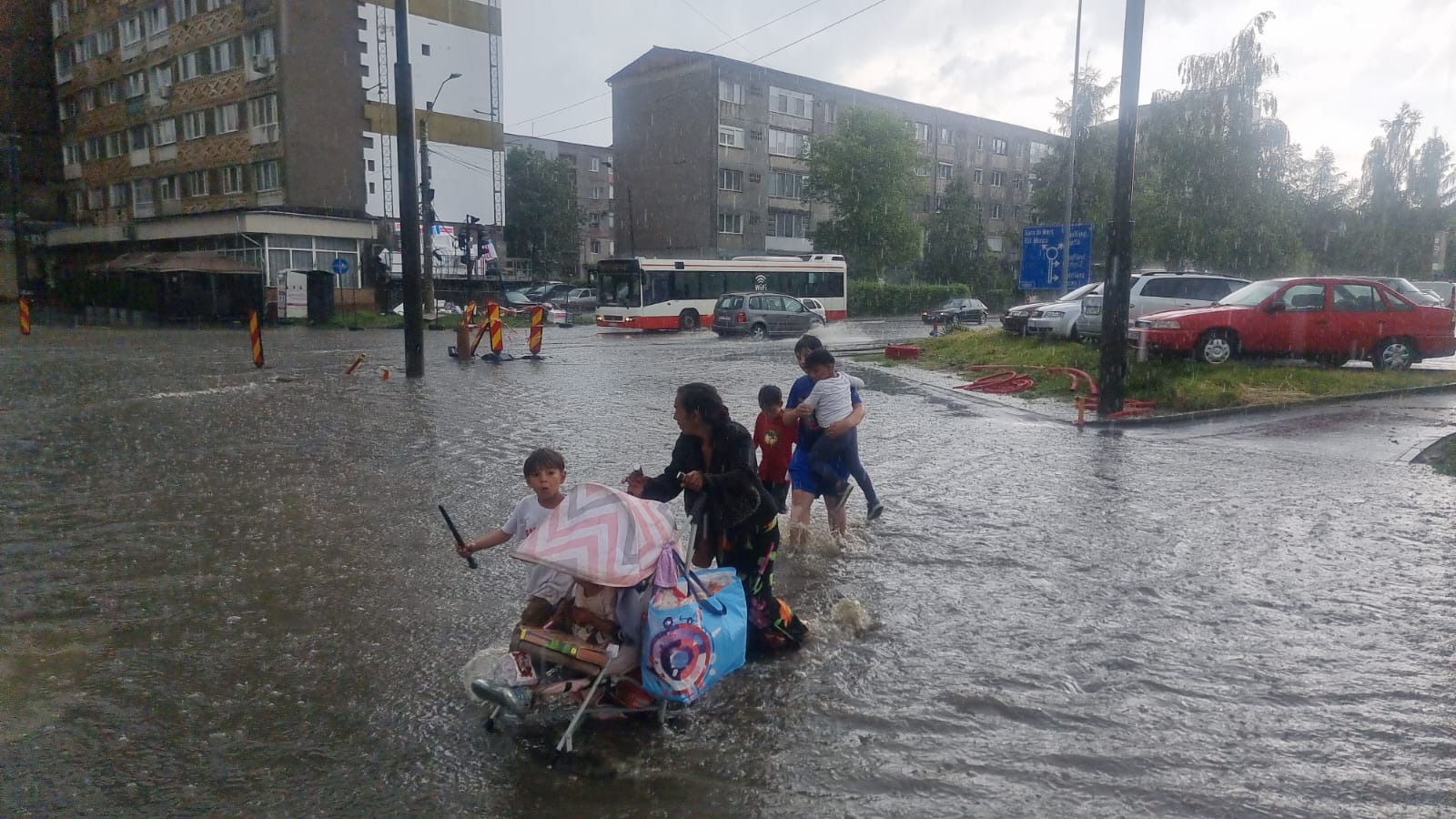 Inundații la Reșița, în urma unei ploi puternice. În mai multe localități din Caraș Severin a fost cod roşu de inundații / Video : Europa FM