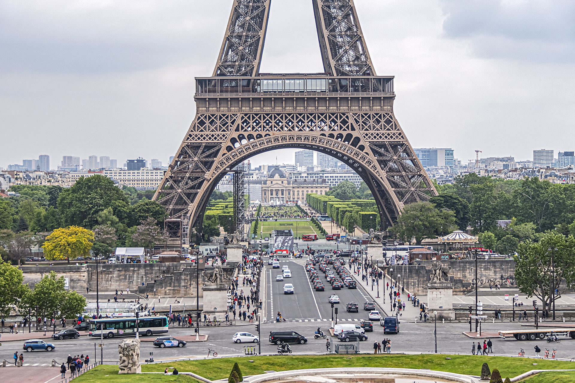 Explozie la Paris. Peste 30 de oameni au fost răniți