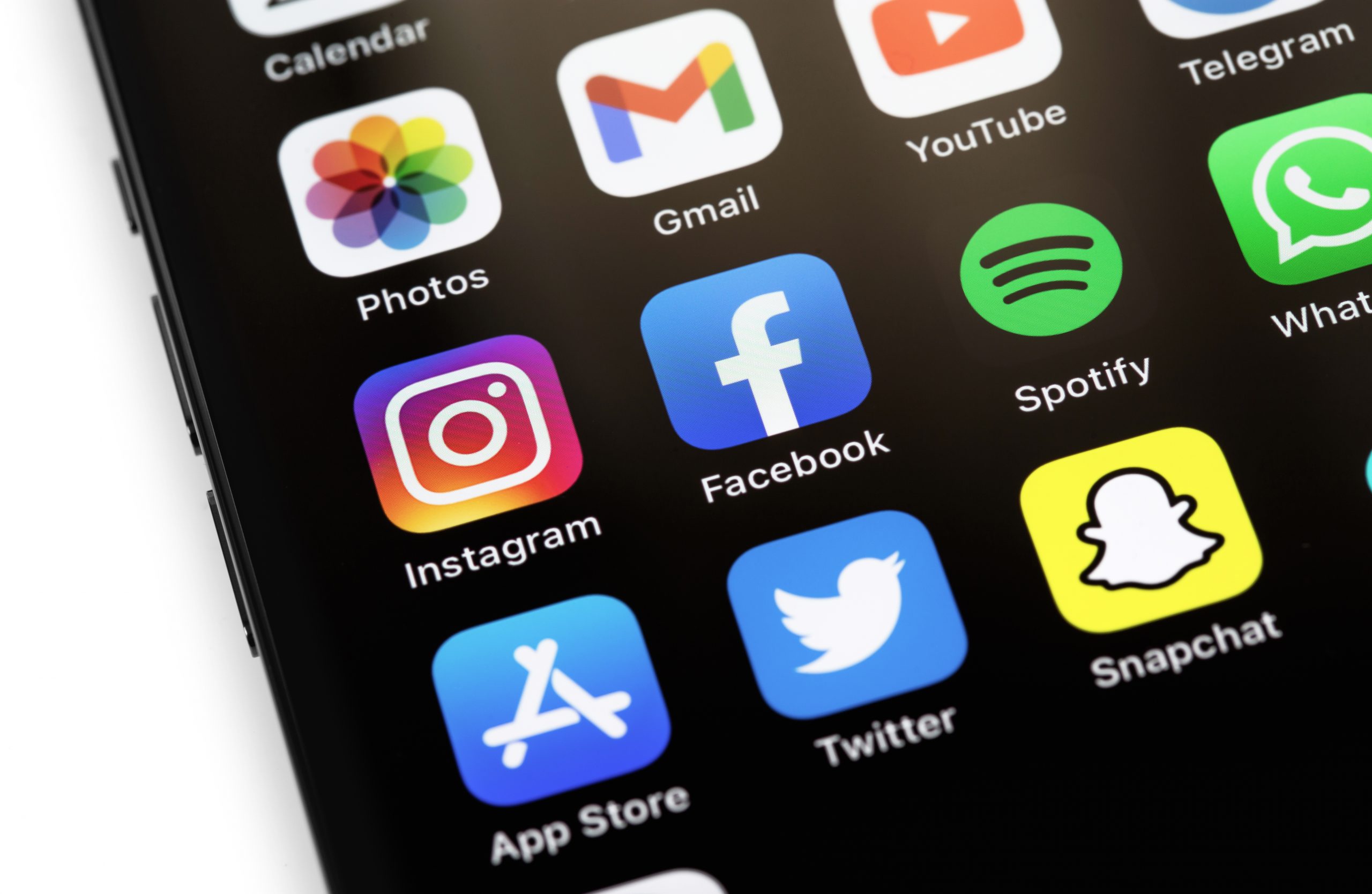 Raport Reuters: Facebook, sursă principală de informație pentru peste 50% dintre români