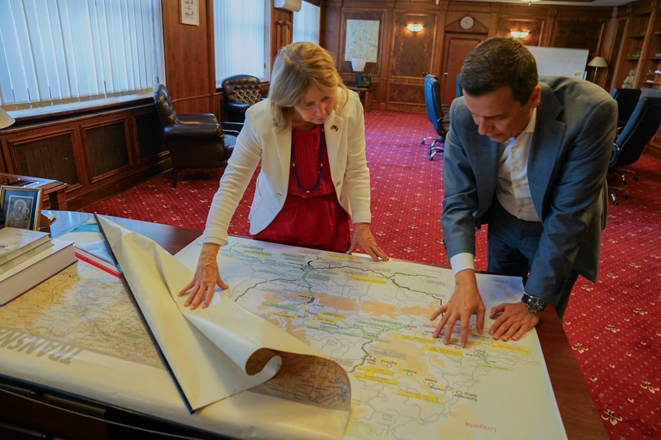 Grindeanu, întrevedere cu ambasadoarea SUA în România. Discuții despre coridoarele de solidaritate și podul peste Dunăre