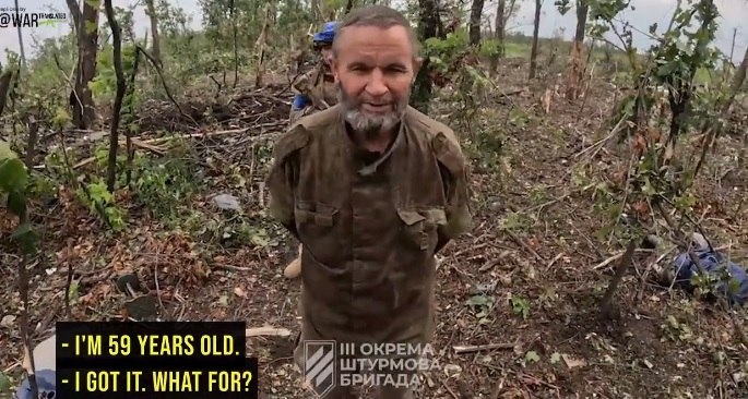 Momentul în care un bunic rus este luat prizonier: „Sunt pușcăriaș. Am două nepoate. Ne-au promis că ne grațiază” VIDEO