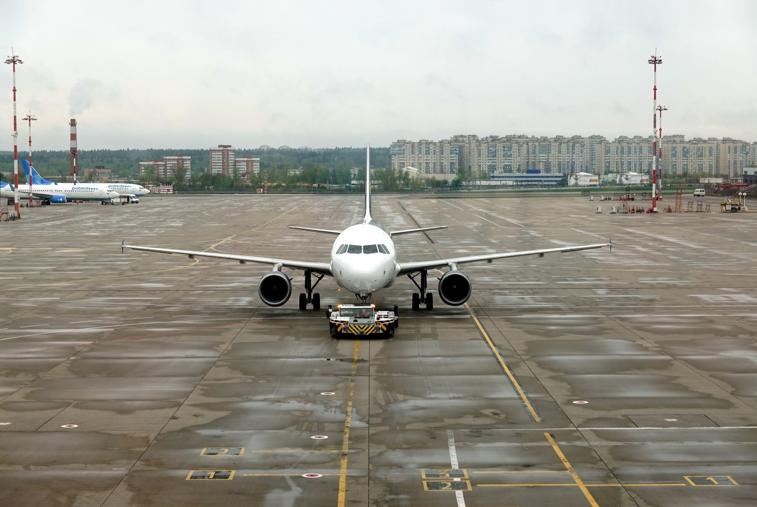 Ucraina, acuzată că a atacat cu drone un aeroport din Moscova: „Un nou act de terorism”