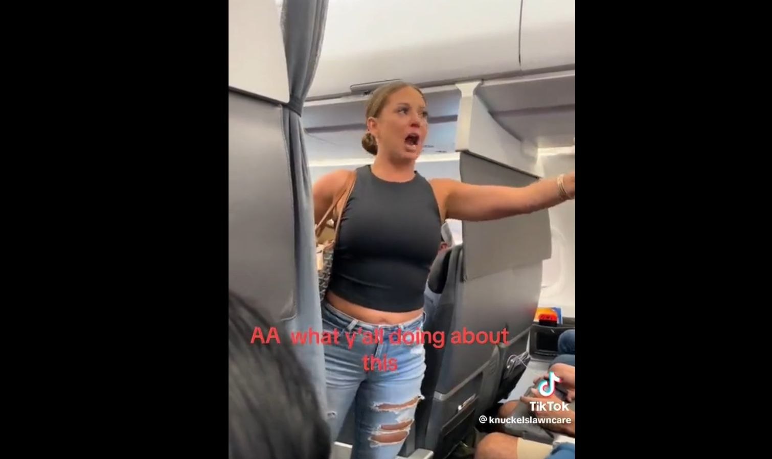 Moment viral. O femeie a început să țipe într-un avion că un pasager „nu e real”: „Puteți să muriți cu ei!” VIDEO