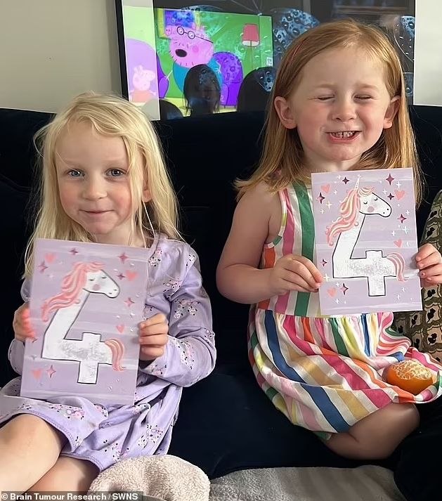 Un tată pe moarte a scris felicitări fiicelor sale pentru următorii 30 de ani: „A vrut să fie alături de ele”