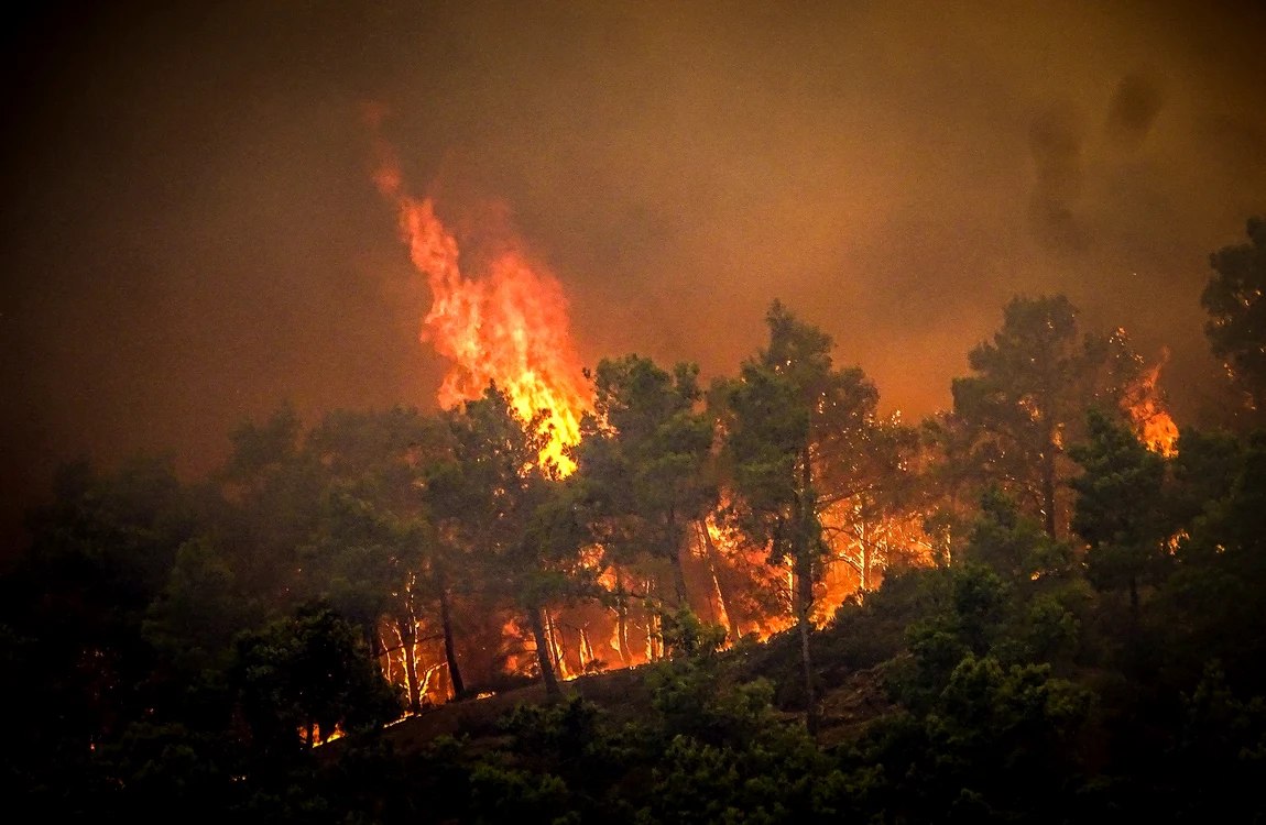 Grecia, lovită de valuri extreme de căldură. Incendiile devastează insulele turistice Rodos și Corfu