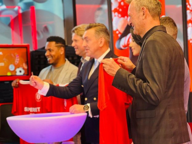 Eric se ține de glume, deși are probleme care pe mulți i-ar doborî. În fine, România “merge” la Mondiale și la Euro