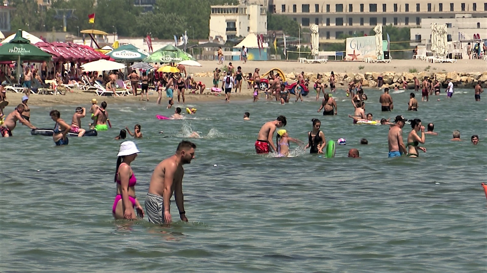 Cel mai aglomerat weekend pe litoral. Sunt cazați peste 100.000 de turiști. Cazarea e mai scumpă de la 1 iulie : Europa FM
