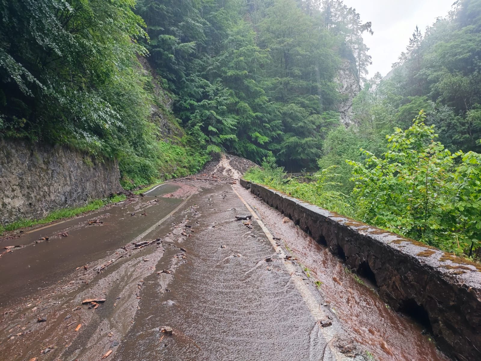 Zeci de oameni sunt blocați pe Transfăgărășan. Drumul a fost acoperit de aluviuni și bolovani : Europa FM