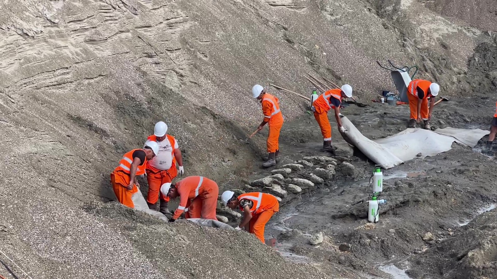 Plaja din Eforie Sud, lărgită cu fonduri europene, va fi deschisă în totalitate de la 1 august. În zonă, arheologii cercetează resturile unei epave : Europa FM