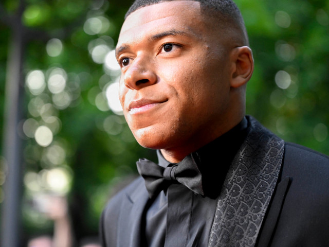 PSG îl suspectează pe Kylian Mbappe că vrea să o ”dribleze” și că s-a înțeles deja cu alt club!