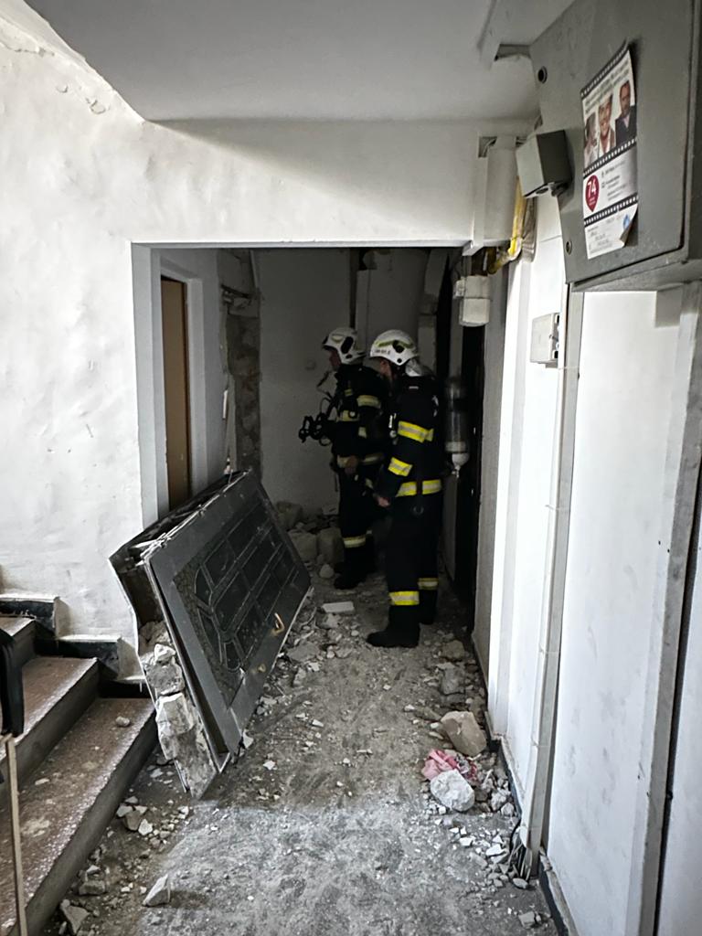 Explozie la un apartament din cartierul bucureștean Berceni. O persoană a suferit arsuri la nivelul feței și 40 de oameni au fost evacuați|AUDIO : Europa FM