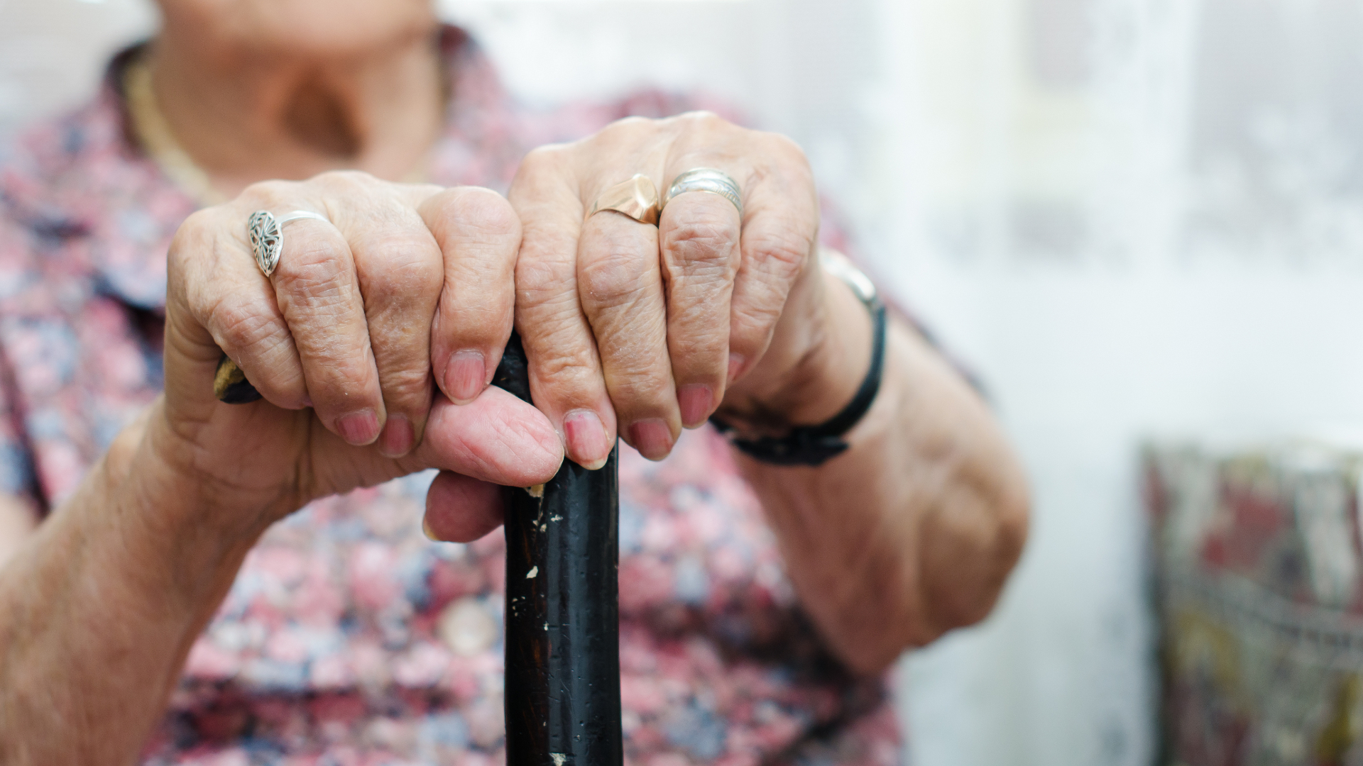 Cum ajung unii oameni torționari și cum pot fi prevenite abuzurile precum cele depistate la căminele de bătrâni din Ilfov. Explicațiile psihiatrului Gabriel Diaconu