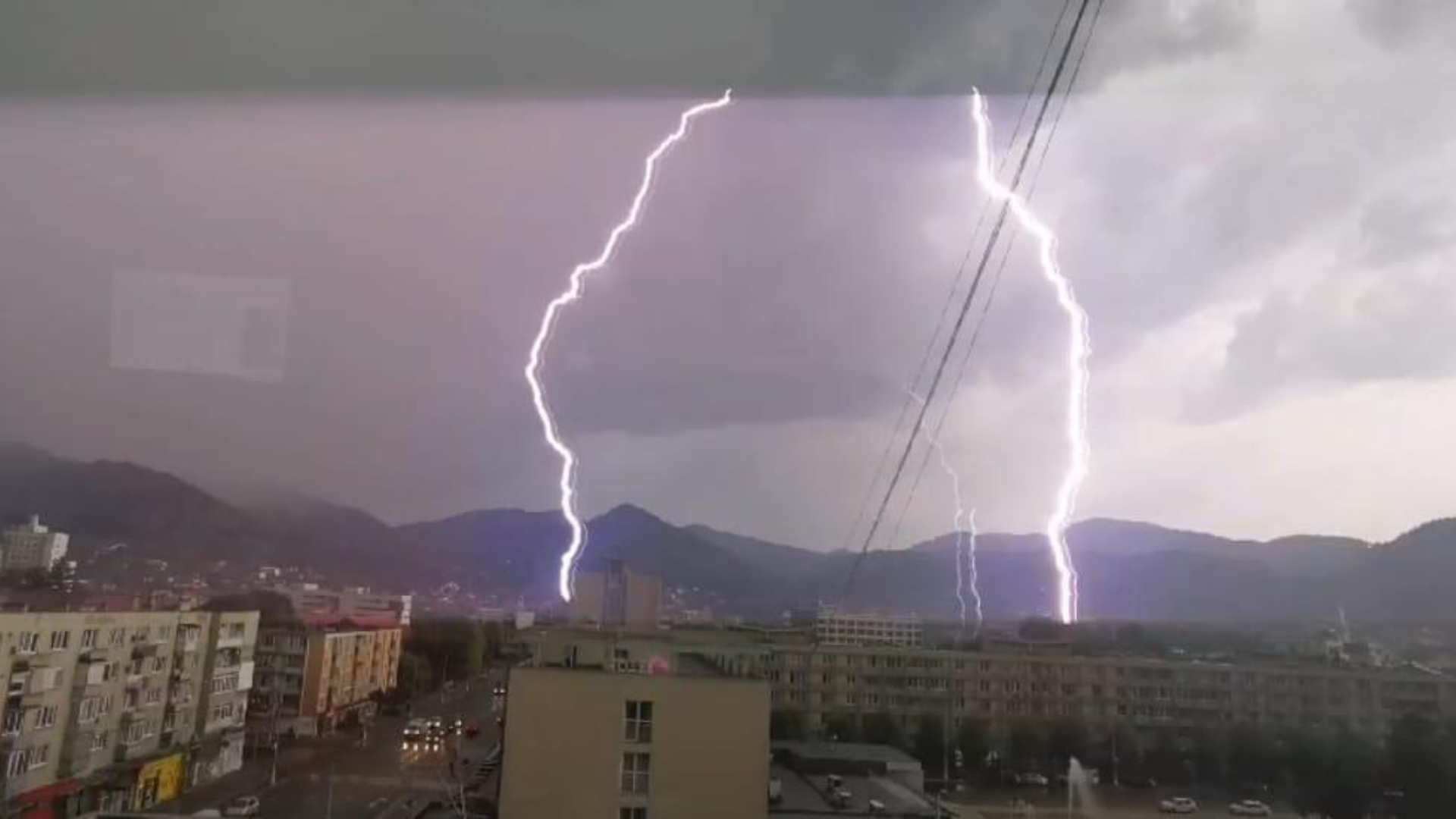 Maramureș: Mai multe echipaje de pompieri intervin în urma pagubelor cauzate de furtună