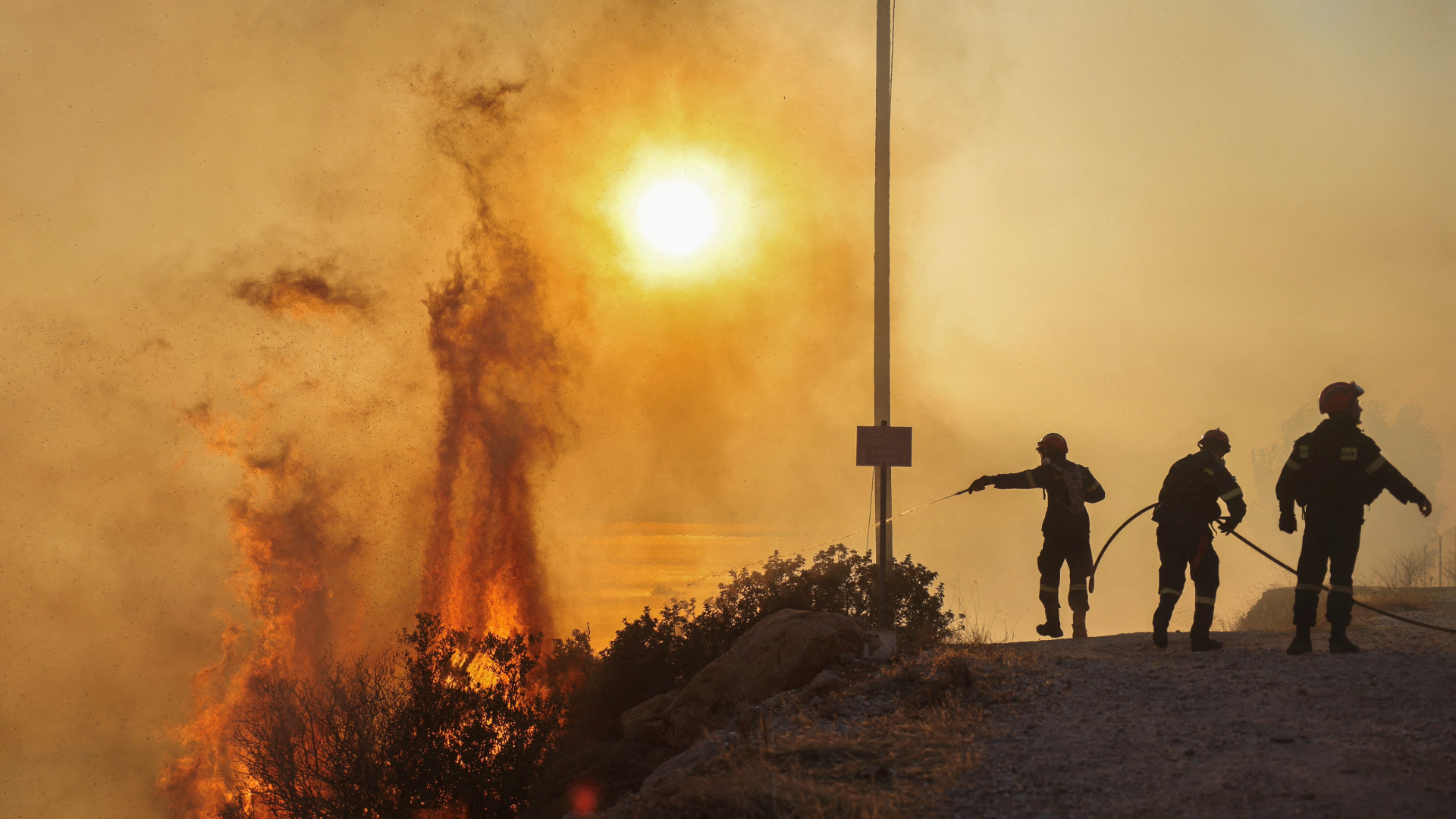 Grecia. Sute de pompieri încearcă să ține flăcările departe de case. Mărturiile oamenilor: „Nu prea mai bănuiește nimeni că aceste incendii ar fi naturale” / „Trăim un coșmar”
