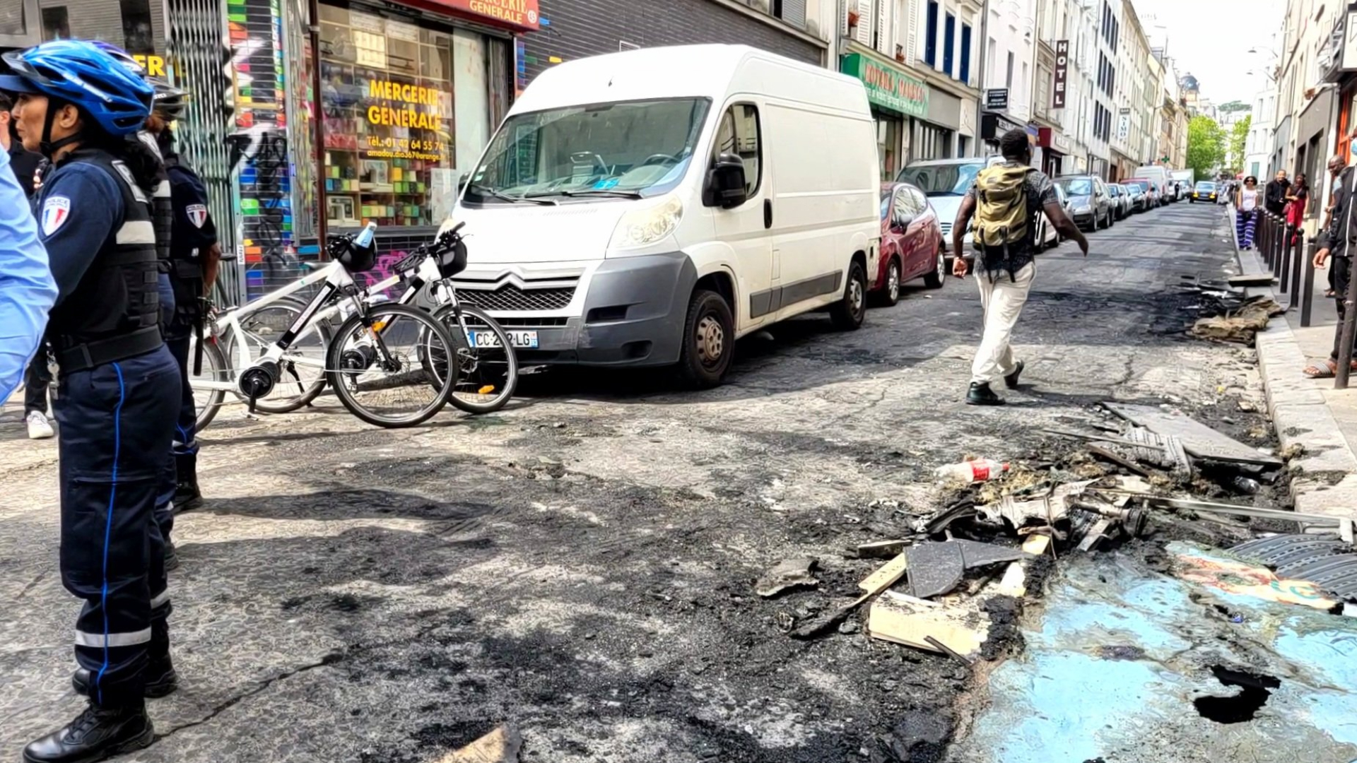 Proteste violente în Franța. Emmanuel Macron a plecat de urgență de la summitul european de la Bruxelles pentru a gestiona situația în țară