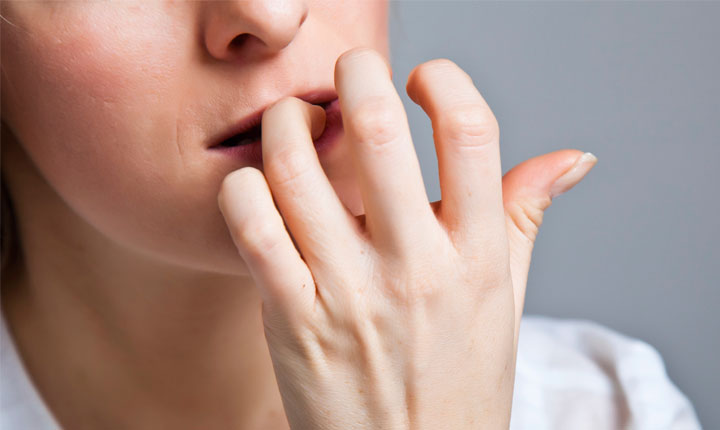 Nu te poți opri din a-ți roade unghiile? Un nou studiu sugerează că o tehnică simplă ar putea să te scape de acest obicei