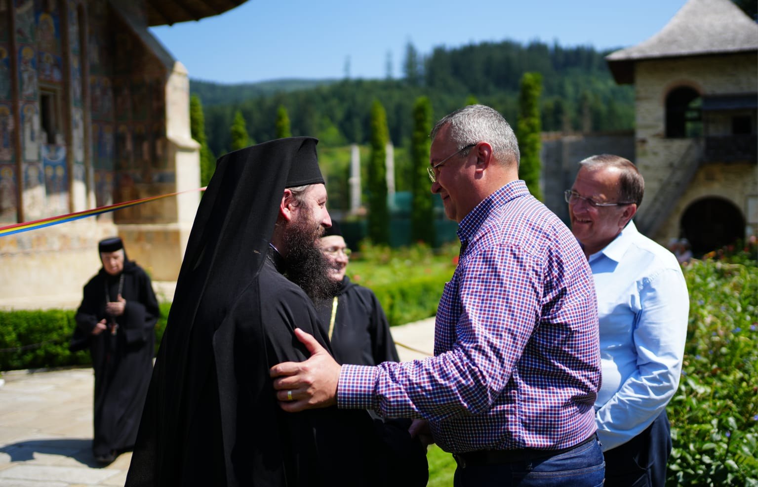 Ciucă a primit Ordinul „Crucea Bucovinei”. Șeful PNL a vizitat Mânăstirea Voroneț