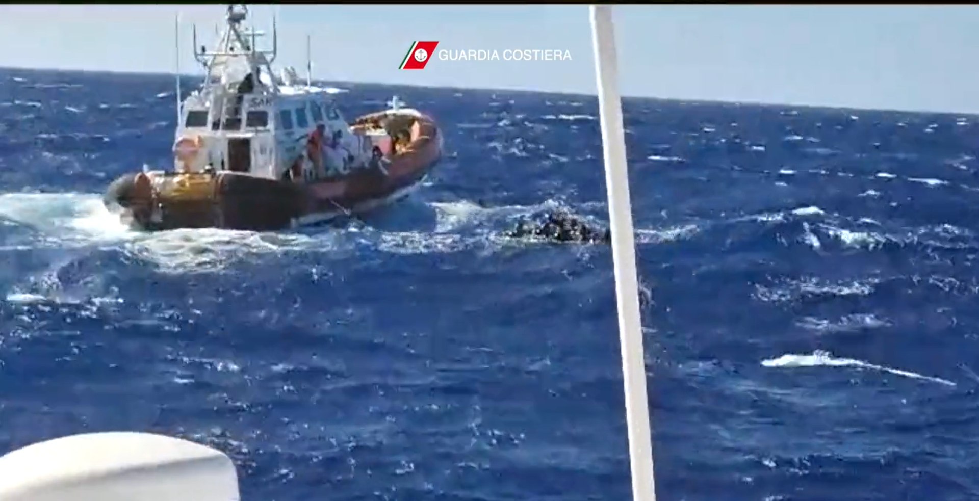 Patruzeci și unu de migranți au murit într-un naufragiu în largul Italiei – VIDEO